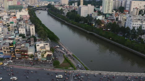 Vista-Aérea-Panorámica-Alta-Del-Puente-Dien-Bien-Phu,-Distrito-De-Binh-Thanh,-Ciudad-De-Ho-Chi-Minh,-Que-Cruza-El-Canal-Hoang-Sa