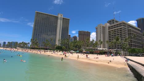 Pan-De-Playa-Y-Hoteles-En-El-Fondo-De-La-Playa-De-Waikiki,-Honolulu,-Hawaii