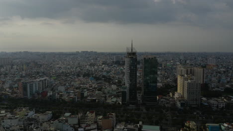 Imágenes-De-Drones-De-La-Tarde-Sobrevolando-Los-Tejados-Del-Distrito-De-Binh-Thanh-De-La-Ciudad-De-Ho-Chi-Minh,-Vietnam,-Con-Edificios-Clave-De-ángulo-Alto-A-Bajo-Con-Alta-Contaminación-Del-Aire