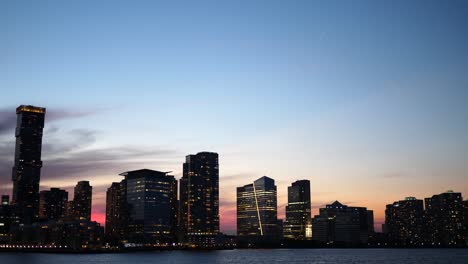 Blick-Auf-Die-Uferpromenade-Von-New-Jersey-In-Der-Abenddämmerung-Von-Einem-Boot-Auf-Dem-Hudson-River