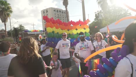 Gente-Marchando-En-La-Calle-Con-Globos-De-Orgullo-En-El-Desfile-Del-Orgullo-De-River-City-En-Jacksonville,-Fl