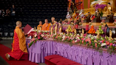 Mönche-Beten-Vor-Der-Buddha-Statue-Beim-Buddha-Geburtstagsfest-Menschen-Und-Mönche-Beten-Die-Religion-Des-Buddhismus