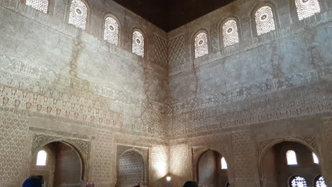 Turistas-En-La-Sala-De-Embajadores-De-La-Alhambra,-Granada,-España