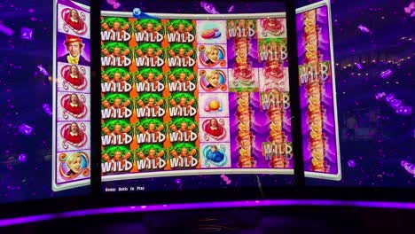 Función-De-Bonificación-De-Expansión-Wild-Wild-Wild-En-Una-Colorida-Máquina-Tragamonedas-Willy-Wonka-En-El-Casino-Grand-Lodge-En-North-Lake-Tahoe