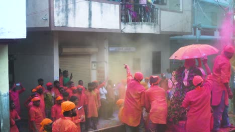 Jugando-Holi-Con-Colores-En-Visarjan-En-El-Festival-Ganesh-De-La-India