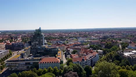 Una-Vista-Aérea-Del-Paisaje,-La-Naturaleza-Y-Los-Edificios-En-Hannover,-Alemania