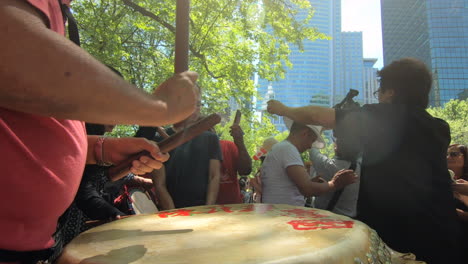 Percusión,-Gente-Tocando-Tambores,-Ritmo,-Tam-Tam,-Djembe,-Tambor,-Durante-La-Celebración-Del-Día-De-Canadá,-Verano-Afuera-En-El-Parque,-Intento-De-Récord-Mundial-Guinness,-Gente-Bailando-Y-Viendo-El-Espectáculo,-Verano-Afuera-En-El-Parque