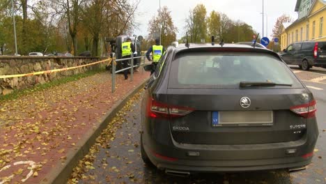 Das-Auto-Stürzte-Im-Stadtzentrum-Ab-Und-Lag-Auf-Einer-Seite-Auf-Einem-Fußgängerweg