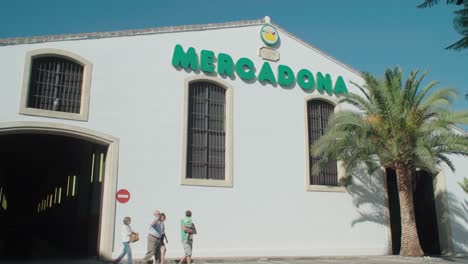 Exterior-Del-Edificio-Del-Supermercado-Mercadona-Con-Gente-Saliendo,-España