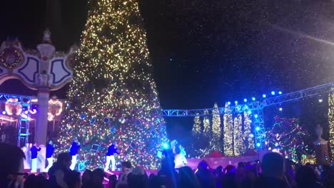 Schnee-Fällt-Vom-Himmel-Während-Einer-Weihnachtsvorstellung-Auf-Dem-Großen-Amerikanischen-Winterfest