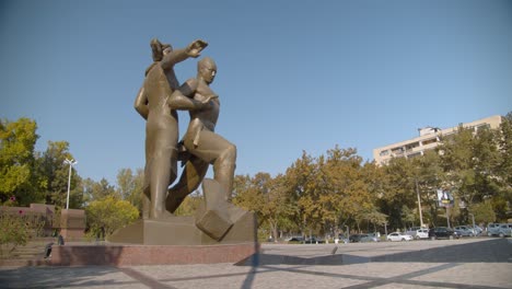 El-Monumento-De-Coraje-En-Tashkent,-Uzbekistán-Dedicado-Al-Terremoto-Más-Fuerte-De-1966