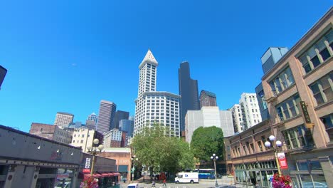 Landschaft-Der-Fahrt-Entlang-Der-Seattle-Street-Mit-Sehenswürdigkeiten-Im-Hintergrund