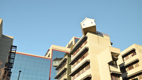 Edificio-Contemporáneo-De-La-Escuela-De-Ingeniería-Irwin-Y-Joan-Jacobs-En-El-Campus-De-La-Ucsd-En-La-Jolla,-California-Bajo-El-Cielo-Azul---Tiro-Panorámico-De-ángulo-Bajo