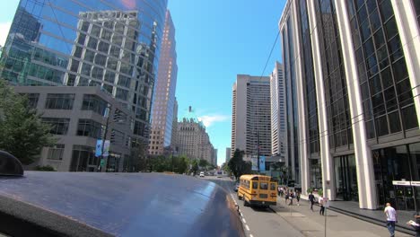 Conduciendo-Por-La-Calle-En-Seattle-Con-Enormes-Edificios-Modernos-Y-árboles-Junto-A-La-Carretera