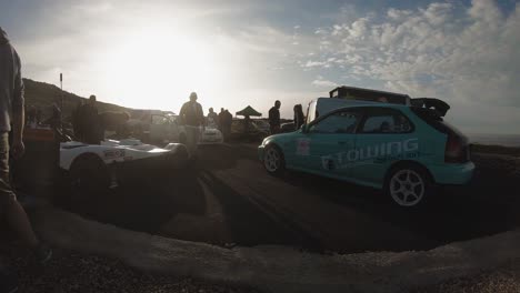 Hombres-Mirando-Los-Autos-Deportivos-Personalizados-Estacionados-Al-Borde-De-La-Carretera-En-La-Colina-En-Imtahleb-Malta---Tiro-Panorámico-Gopro