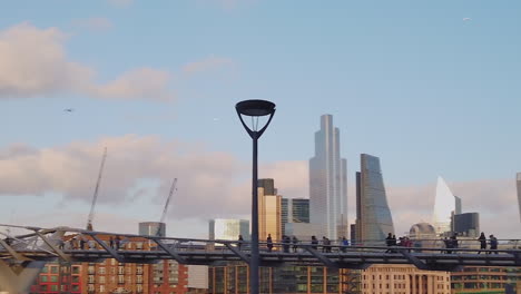 Menschen,-Die-über-Die-Millennium-Fußgängerbrücke-Vor-Der-Skyline-Von-London-Laufen