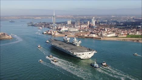 Hms-Queen-Elizabeth-Llegando-A-Portsmouth-Bajo-Tirón-Y-Remolque