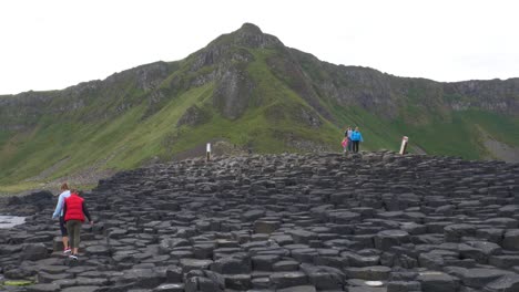 Touristen-Besuchen-Und-Vergnügen-Sich-Tagsüber-An-Den-Sechseckigen-Felsformationen-Am-Giant&#39;s-Causeway-In-Nordirland