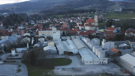 Zona-Industrial-En-Un-Pequeño-Pueblo-De-Europa,-Fábrica-En-El-área-Urbana-De-Slovenska-Bistrica,-Fábrica-De-Aceite-De-Gea,-Vista-Aérea-Del-Molino-De-Aceite-Y-La-Industria-Alimentaria