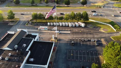 Una-Selección-De-Vehículos-En-Movimiento-Uhaul-Estacionados-En-Un-Lote-En-Una-Tienda-Uhaul-En-Woodstock,-Georgia