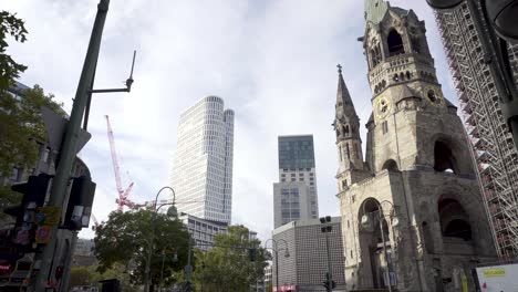 Kaiser-Wilhelm-Memorial-Church-De-Berlín-Con-Torres-Modernas-En-Segundo-Plano.