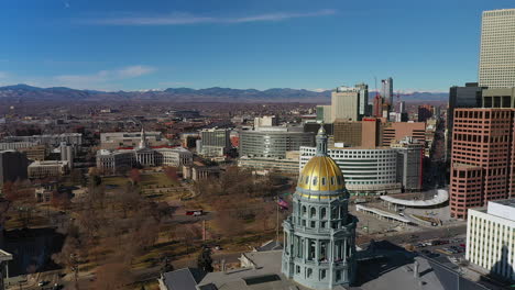 Imágenes-De-Drones-Aéreos-Laterales-Del-Capitolio-Del-Estado-De-Colorado,-Parte-Del-Centro,-El-Parque-De-La-Ciudad-Del-Capitolio,-El-Parque-Del-Centro-Cívico-Y-El-Edificio-Del-Centro-Cívico-Mcnichols