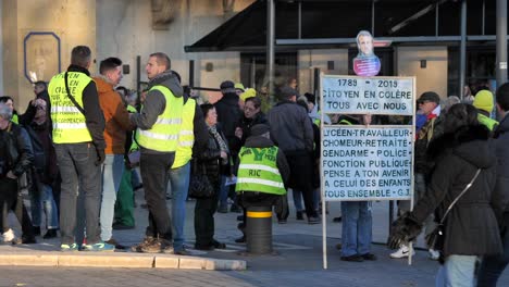 Signo-De-Protesta-Y-Manifestantes-De-Chalecos-Amarillos-En-Metz