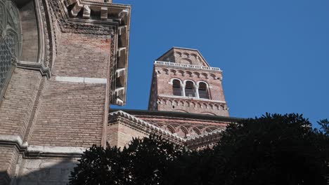 Campanario-Barroco-De-Una-Basílica-De-Santa-Maria-Gloriosa-Dei-Frari,-Iglesia-Antigua-En-Venecia,-Norte-De-Italia,-Tiro-De-ángulo-Bajo