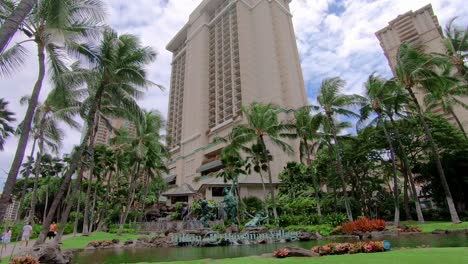 Edificio-De-Lujo-Con-Palmeras-Alrededor-En-Honolulu-En-Hawaii