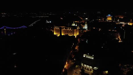 Vista-Aérea-De-Kiev-Por-La-Noche-Con-Luces-De-Calle,-Luces-De-Construcción-Y-Luces-De-Puente