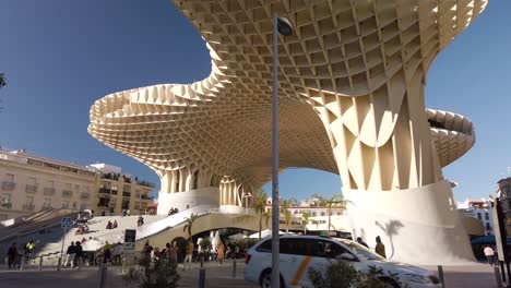 Dolly-En-Cámara-Lenta-Dejó-Una-Foto-De-Seguimiento-De-Las-Setas-En-Sevilla,-España