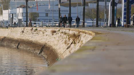 Eine-Gruppe-Von-Menschen-Spaziert-An-Einem-Sonnigen-Morgen-Am-Fluss-Entlang,-Algarve