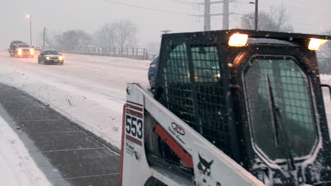 Bobcat-Limpiando-La-Acera-En-Una-Tormenta-De-Nieve