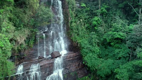 Gran-Cascada-En-Un-Acantilado-Rocoso-En-Medio-De-árboles-Verdes,-ángulo-Recto-Aéreo