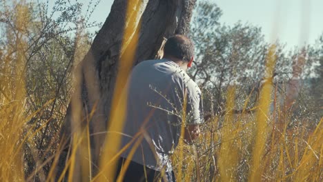 Refugiado-Golpeando-Un-árbol-Recogiendo-Leña-Campo-De-Refugiados-De-Moria