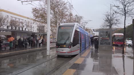 Tranvía-Ligero-Que-Sale-De-La-Parada-De-Tren-En-Un-Día-Lluvioso-En-Sevilla,-España