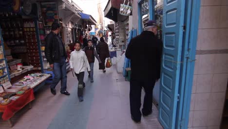 Movimiento-De-Steadicam-Moviéndose-Por-Callejones-De-Essaouira,-Marruecos