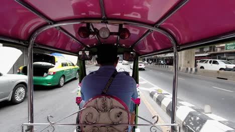 Mann-Wurde-Von-Hinten-Gefangen-Genommen,-Während-Er-Ein-Tuk-Tuk-Fahrzeug-Auf-Der-Straße-In-Bangkok,-Thailand,-Fuhr-–-Nahaufnahme