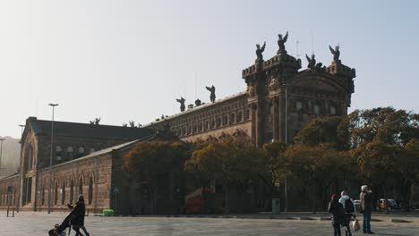 Hermoso-Edificio-En-Barcelona,-Arquitectura-Típica-Española