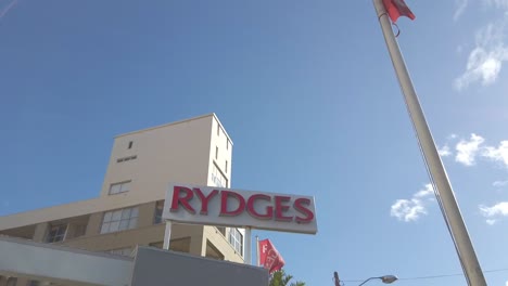 Toma-Panorámica-De-Arriba-A-Abajo-Del-Hotel-Rydges-En-Sydney,-Camperdown,-Australia