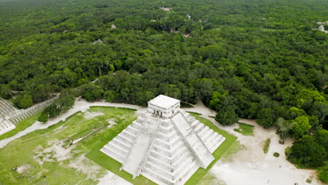 Aerial-perspective-of-the-Chichen-Itza-Pyramid,-court,-observatory,-all-the-buildings-and-jungle-from-above