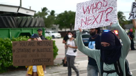 Demonstranten-Halten-Während-Des-Protests-Gegen-„Black-Lives-Matter“-Transparente-Hoch