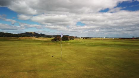 Der-Golfplatz-Würdigt-Den-Nationalen-Gesundheitsdienst,-Indem-Er-An-Einem-Schönen-Sonnigen-Tag-Während-Der-Covid-19-Pandemie-Flaggen-Auf-Allen-Grüns-Hisst