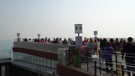 La-Gente-Los-Turistas-Toman-Fotos-En-El-Fondo-De-La-Ciudad-De-Seúl-Desde-La-Plataforma-De-Observación-De-La-Torre-N-De-La-Montaña-Namsan-Al-Atardecer