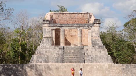 Touristen,-Die-Den-Tempel-Des-Bärtigen-Mannes-Oder-Den-Nordtempel-Im-Großen-Ballplatz-Besuchen,-Archäologische-Stätte-Chichen-Itza