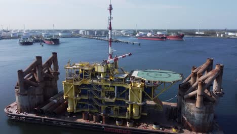 Luftaufnahmen-Einer-In-Wartung-Befindlichen-Plattform-Im-Hafen-Von-Rotterdam