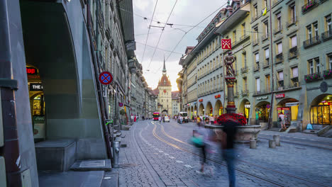 Berna-Suiza,-Alrededor-De:-Calle-Comercial-Timelapse-Con-Torre-Del-Reloj-En-La-Ciudad-De-Berna-En-Suiza