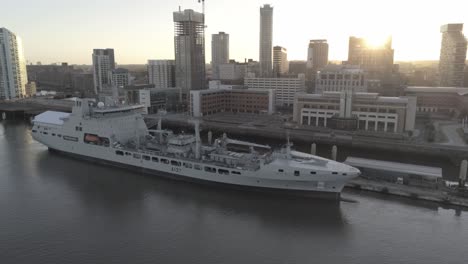 RFA-Navy-Tiderace-Militärtanker-Am-Liverpooler-Stadtbild-Am-Wasser-Bei-Sonnenaufgang,-Langsam-Steigende-Luftaufnahme