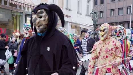 Rosenmontag-Karneval-Schlagzeuger-In-Düsseldorf,-Deutschland,-Halloween-Brauch-In-Zeitlupe