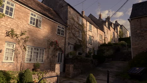 Eine-Gepflasterte-Straße-In-Tetbury,-Cotswold,-England,-Großbritannien,-Wo-Früher-Weber-Lebten